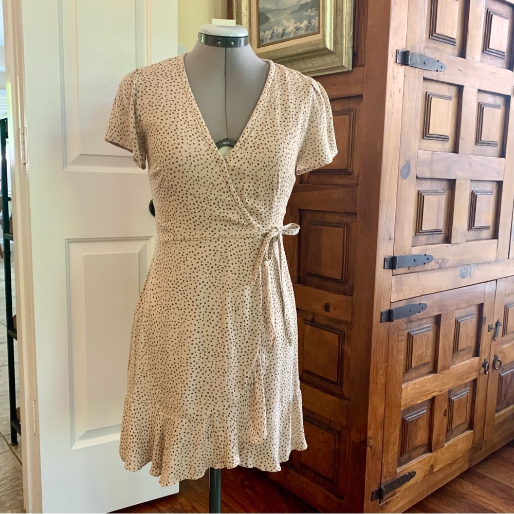 Abercrombie Tan/Gray Polkadot Neutral Wrap Dress with Ruffle and Cap Sleeve